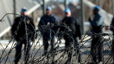 2008 errichteten UN-Polizisten diesen Grenzzaun in Mitrovica.