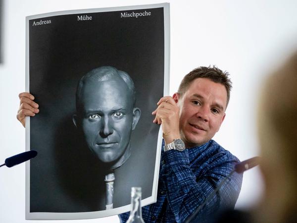 Der Künstler und das Abbild: Fotograf Andreas Mühe bei der Präsentation der Ausstellung.