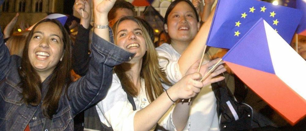 Junge Tschechen feiern 2004 die EU-Erweiterung mit einem Konzert auf einem Platz in der Altstadt von Prag.