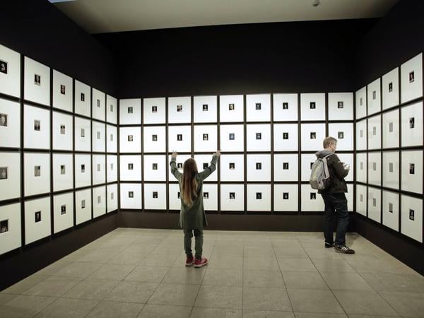 Das Kleine im Großen: Blick in die Ausstellung im Hamburger Bahnhof.