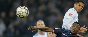 Heißes Duell. Im Hinspiel schafften Suleiman Abdullahi (unten) und Union beim HSV (hier mit Douglas Santos) ein 2:2.