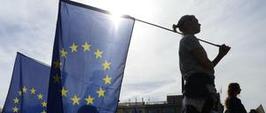Tschechien, Prag: Demonstranten tragen die Flagge der Europäischen Union als Zeichen ihrer Unterstützung.