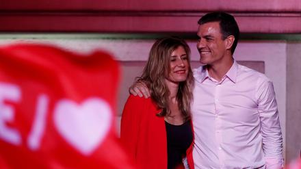 Pedro Sánchez mit seiner Frau Begona Gomez in der Nacht zu Montag vor Anhängern der sozialistischen Partei in Madrid.