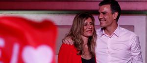 Pedro Sánchez mit seiner Frau Begona Gomez in der Nacht zu Montag vor Anhängern der sozialistischen Partei in Madrid.