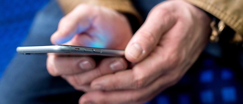 Die massenhafte Abfrage von Handydaten ist als verdeckter Eingriff in das Telekommunikationsgeheimnis umstritten.