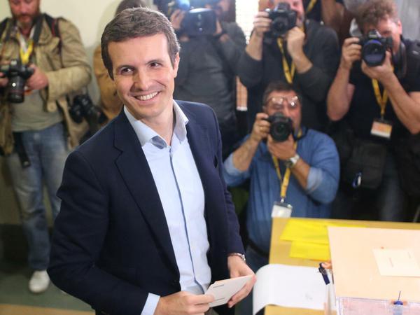 Pablo Casado, Chef der konservativen Volkspartei (PP), im Wahllokal.