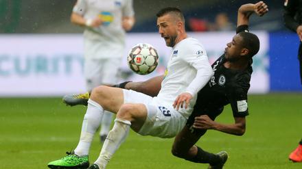 Gleiche Höhe. Vedad Ibisevic (l.) und Hertha BSC verlangen Gelson Fernandes und der Eintracht alles ab.