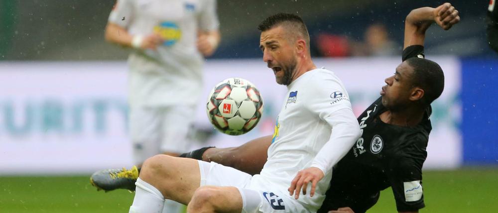 Gleiche Höhe. Vedad Ibisevic (l.) und Hertha BSC verlangen Gelson Fernandes und der Eintracht alles ab.