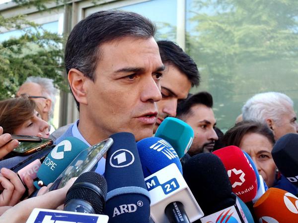 Ministerpräsident Pedro Sánchez am Sonntag im Gespräch mit Journalisten, nachdem er selbst gewählt hat.