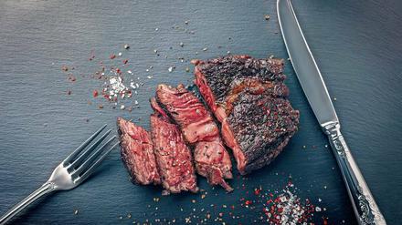 Viel Aufwand für ein Stück Fleisch: Wälder werden gerodet, um Soja als Tierfutter anzubauen, hinzu kommen Dünger- und Transportkosten. 