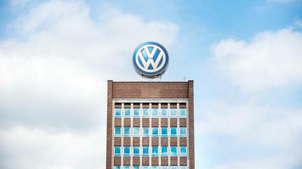 Das Volkswagenlogo steht auf dem Dach des Verwaltungshochhauses des VW-Werks in Wolfsburg.