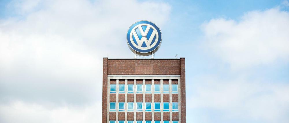 Das Volkswagenlogo steht auf dem Dach des Verwaltungshochhauses des VW-Werks in Wolfsburg.