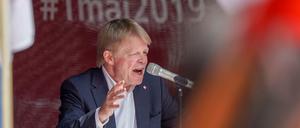 Der DGB-Vorsitzende Reiner Hoffmann während seiner Rede zu Kundgebungsteilnehmern in Leipzig. 