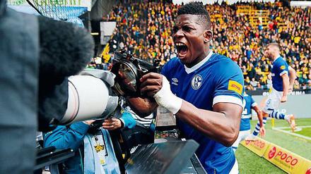Härtetest nicht nur für die Kamera: Breel Embolo und Schalke feierten ausgiebig.