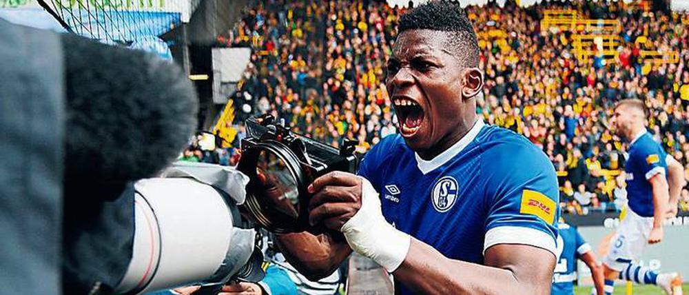 Härtetest nicht nur für die Kamera: Breel Embolo und Schalke feierten ausgiebig.