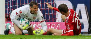  René Adler hat den Ball, hier im Mainzer Trikot gegen die Bayern im Jahr 2017. 