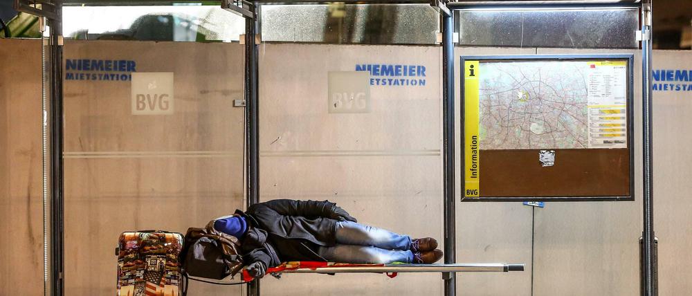 Auf Hilfe angewiesen. Sanitäreinrichtungen für Obdachlose gibt es in Berlin nur vereinzelt. Ein neues Busangebot soll das ändern.