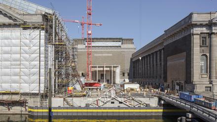 Während im nördlichen Teil des Pergamonmuseums (links und Mitte) gebaut wird, ist der Südflügel (rechts) für Besucher geöffnet.