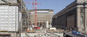 Während im nördlichen Teil des Pergamonmuseums (links und Mitte) gebaut wird, ist der Südflügel (rechts) für Besucher geöffnet.