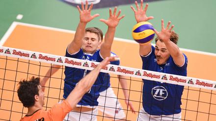 Blaue Wand. Berlins Kyle Russell (links) kam nur selten an Bartlomiej Boladz (Mitte) und Andreas Takvam vorbei.