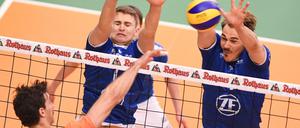 Blaue Wand. Berlins Kyle Russell (links) kam nur selten an Bartlomiej Boladz (Mitte) und Andreas Takvam vorbei.