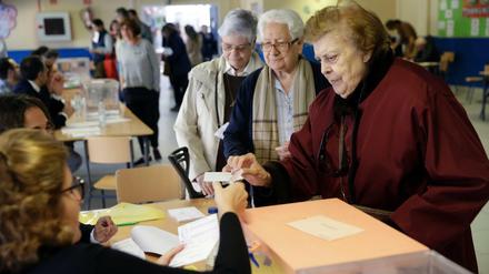Frauen im Wahllokal in Madrid.