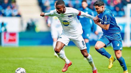 Endlich losreißen. Herthas Stürmer Salomon Kalou (links) fordert von seinen Mitspielern für die letzten Saisonspiele eine andere Mentalität.