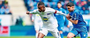 Endlich losreißen. Herthas Stürmer Salomon Kalou (links) fordert von seinen Mitspielern für die letzten Saisonspiele eine andere Mentalität.