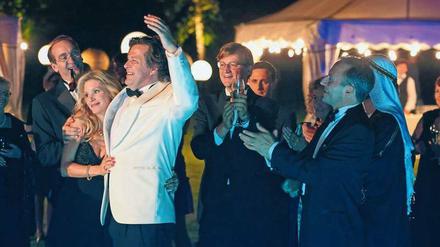 Noch ein Kredit. Brenner (Hans-Jochen Wagner) feiert Geburtstag.