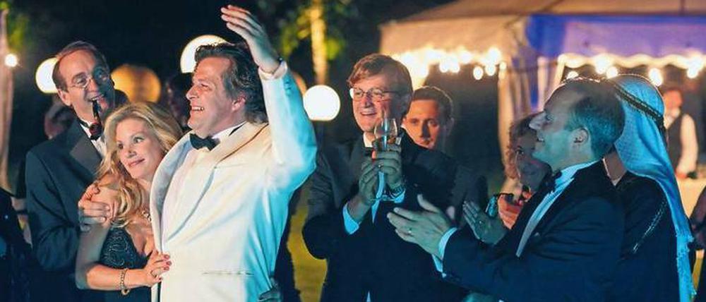 Noch ein Kredit. Brenner (Hans-Jochen Wagner) feiert Geburtstag. 