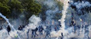 Die Polizei setzt Tränengas ein. 