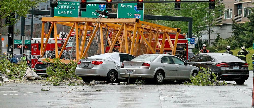 Der Kran fiel vom Dach eines etwa sechsgeschössigen Gebäudes in den laufenden Verkehr