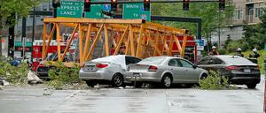 Der Kran fiel vom Dach eines etwa sechsgeschössigen Gebäudes in den laufenden Verkehr
