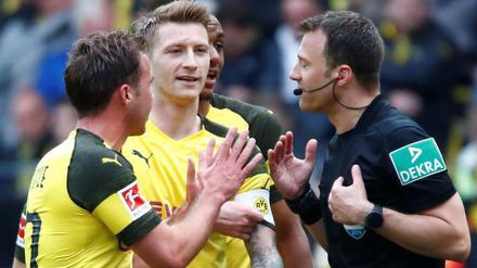 Schiedsrichter Felix Zwayer musste schon während des Spiels viel erklären.