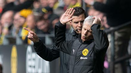 Wollte schon aufgeben. BVB-Trainer Lucien Favre winkt nach dem Strafstoß für Schalke 04 ab. 