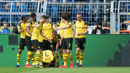 Jadon Sancho wurde kurz nach dem 1:0 von einem Feuerzeug am Kopf getroffen, konnte nach kurzer Behandlung aber weitermachen.