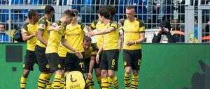 Jadon Sancho wurde kurz nach dem 1:0 von einem Feuerzeug am Kopf getroffen, konnte nach kurzer Behandlung aber weitermachen.