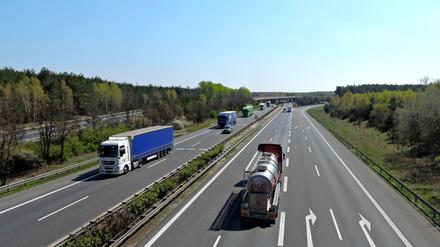 Bis 2022 soll die A10, hier am Autobahndreieck Potsdam, umgebaut werden. 