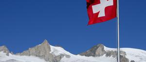 Schweizer Landesfahne weht am Großen Aletschgletscher (Archiv)