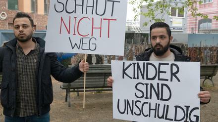 Rund 30 Angehörige forderten am Montag, sich für die Rückkehr von Frauen und Kindern der Dschihadisten aus Syrien einzusetzen. 