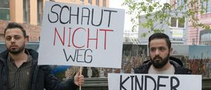 Rund 30 Angehörige forderten am Montag, sich für die Rückkehr von Frauen und Kindern der Dschihadisten aus Syrien einzusetzen. 