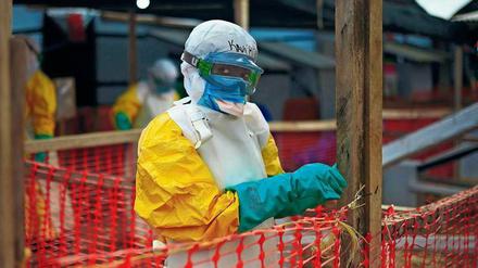 Ein medizinischer Helfer in einem Behandlungszentrum für Ebola im kongolesischen Beni