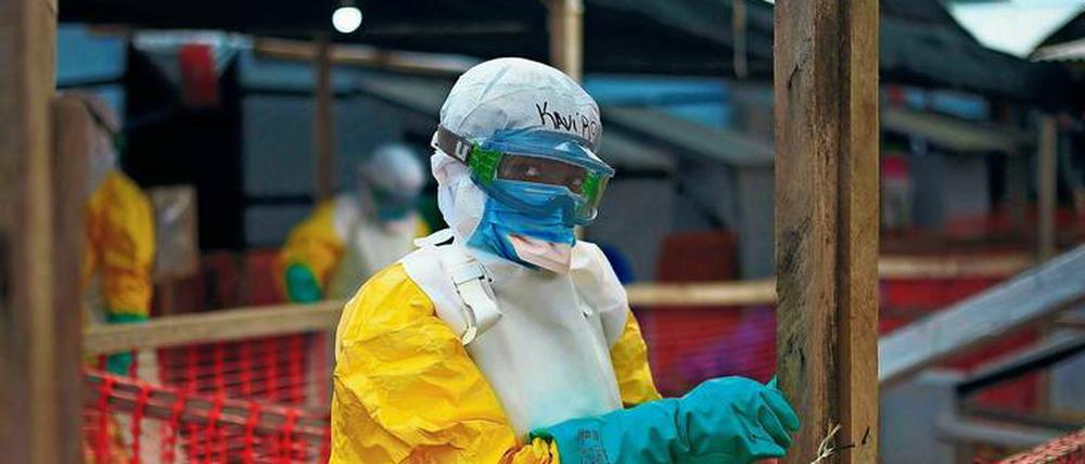 Ein medizinischer Helfer in einem Behandlungszentrum für Ebola im kongolesischen Beni