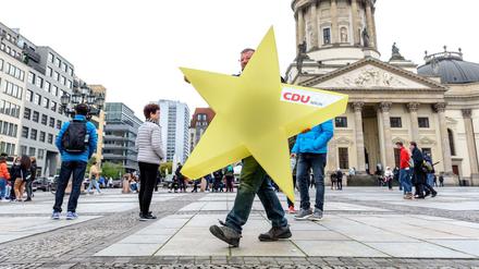 Pro-EU-Demonstranten von Pulse of Europe auf dem Gendarmenmarkt in Berlin-Mitte.