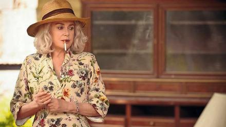 Belle de jour. Catherine Deneuve ist Claire Darling, eine alte Dame auf dem Land, die all ihre Sachen verkauft.