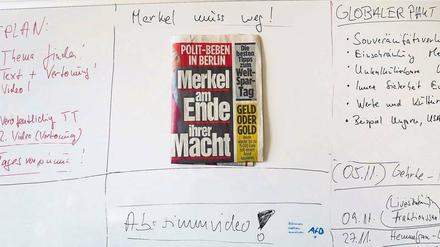 Analog und digital. An einem Whiteboard in der AfD-Medienabteilung ist der Titel einer „Bild“ zu sehen. Hier produziert die AfD-Fraktion im Bundestag Nachrichten für Fans.