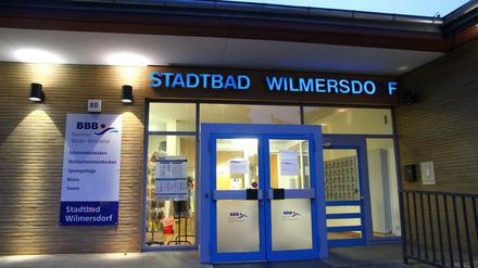 Im Stadtbad Wilmersdorf wurden am Sonnabend zwei Mitarbeiterinnen angegriffen und beraubt.