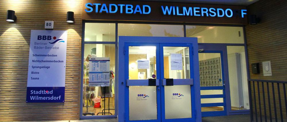 Im Stadtbad Wilmersdorf wurden am Sonnabend zwei Mitarbeiterinnen angegriffen und beraubt.