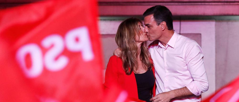 Ministerpräsident Pedro Sanchez von der sozialistischen PSOE und seine Frau Begona Gomez am Wahlabend.