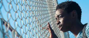 Auf der Flucht. Amare (Joshua Edoze) stammt aus Nigeria, sein Ziel ist England. Was er erlebt, hat Auswirkungen auf viele andere Menschen und Visionen. Denn in „Eden“ ist alles miteinander verwoben.